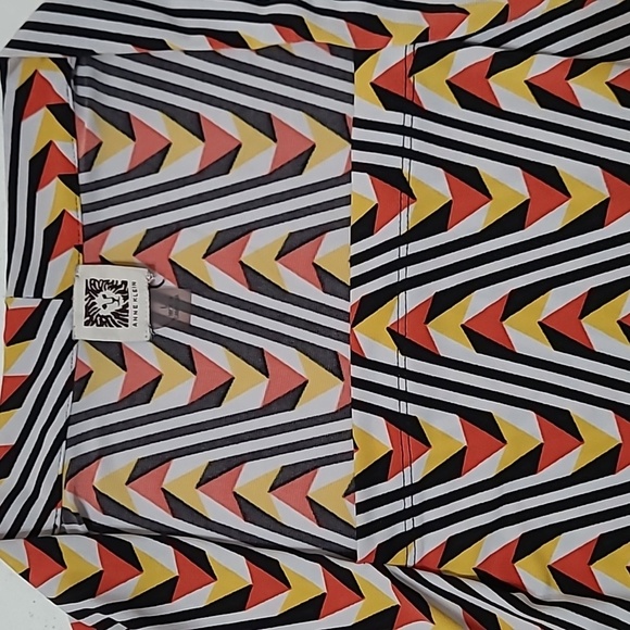 Anne Klein sleeveless top with a colorful abstract chevron design size Large - Picture 4 of 8